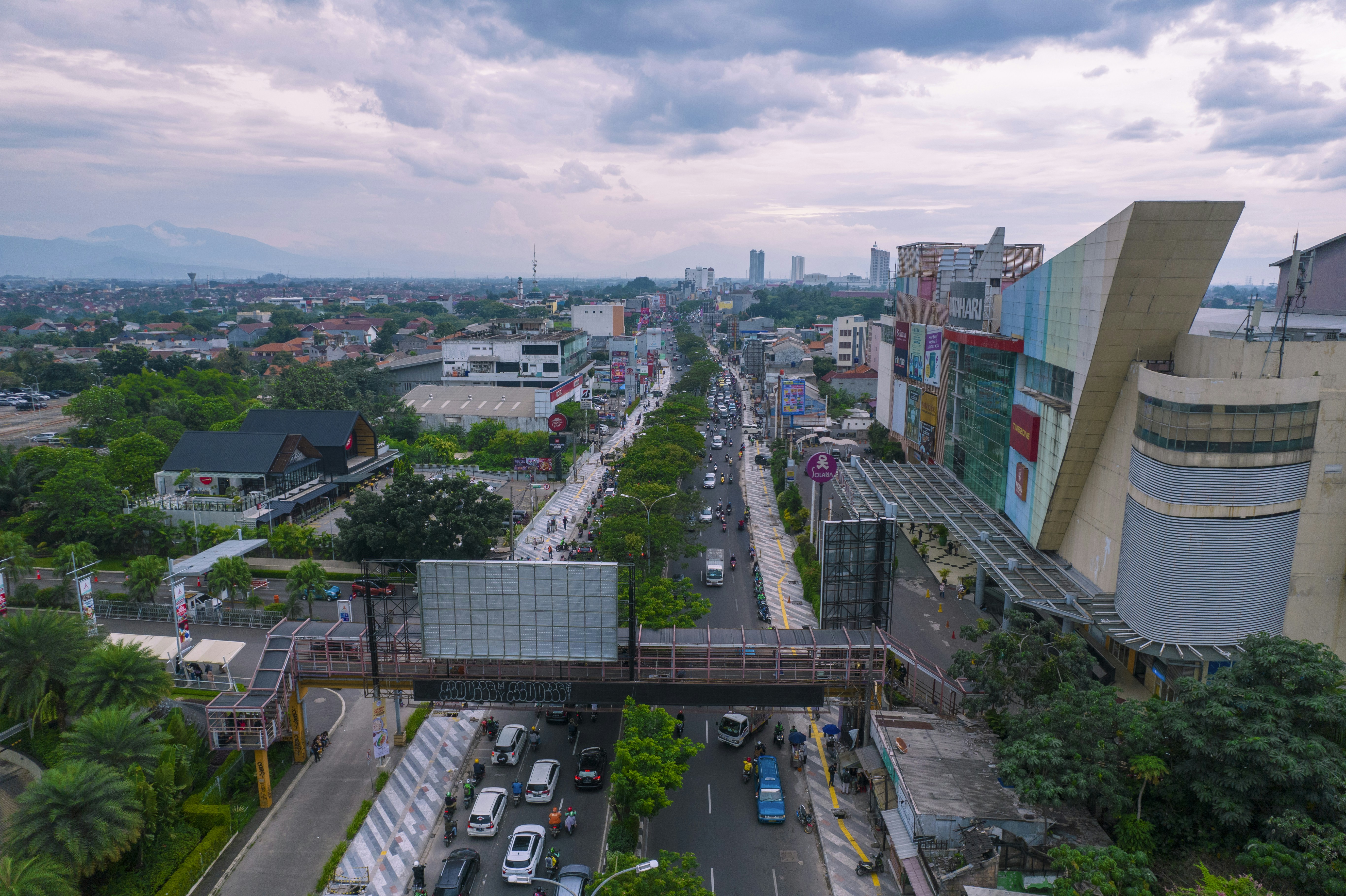 Une vue aérienne d’une rue de la ville avec des voitures et des ...