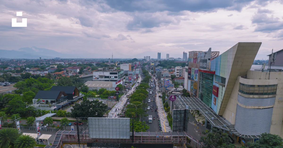 Une vue aérienne d’une rue de la ville avec des voitures et des ...