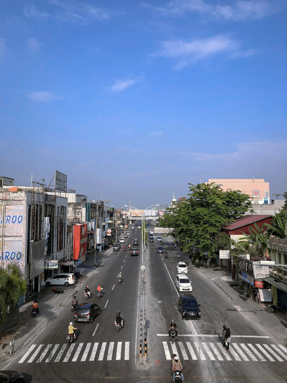 a city street filled with lots of traffic