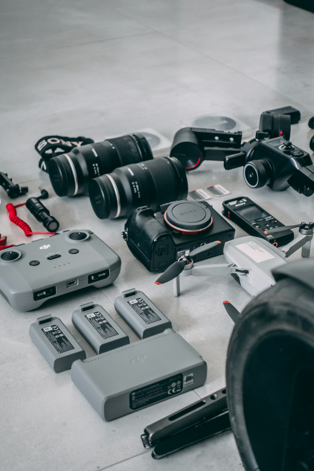 a bunch of cameras sitting on top of a table