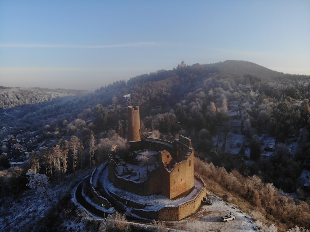 um castelo no topo de uma colina coberta de neve