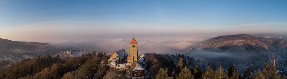 Vue aérienne d’une église dans les montagnes