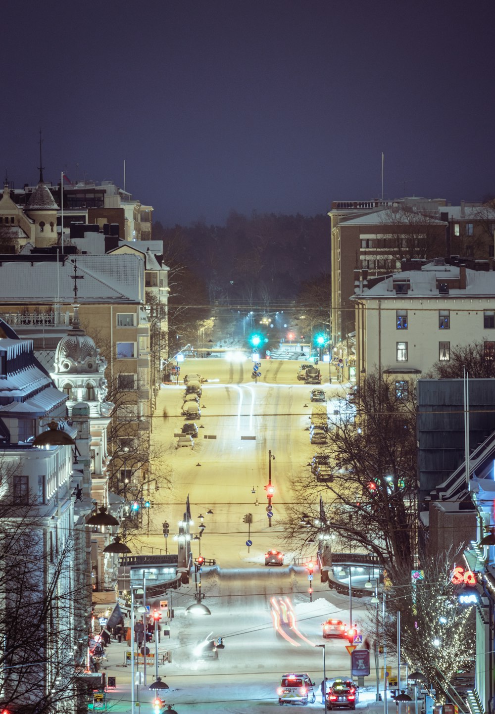 a city street filled with lots of traffic at night