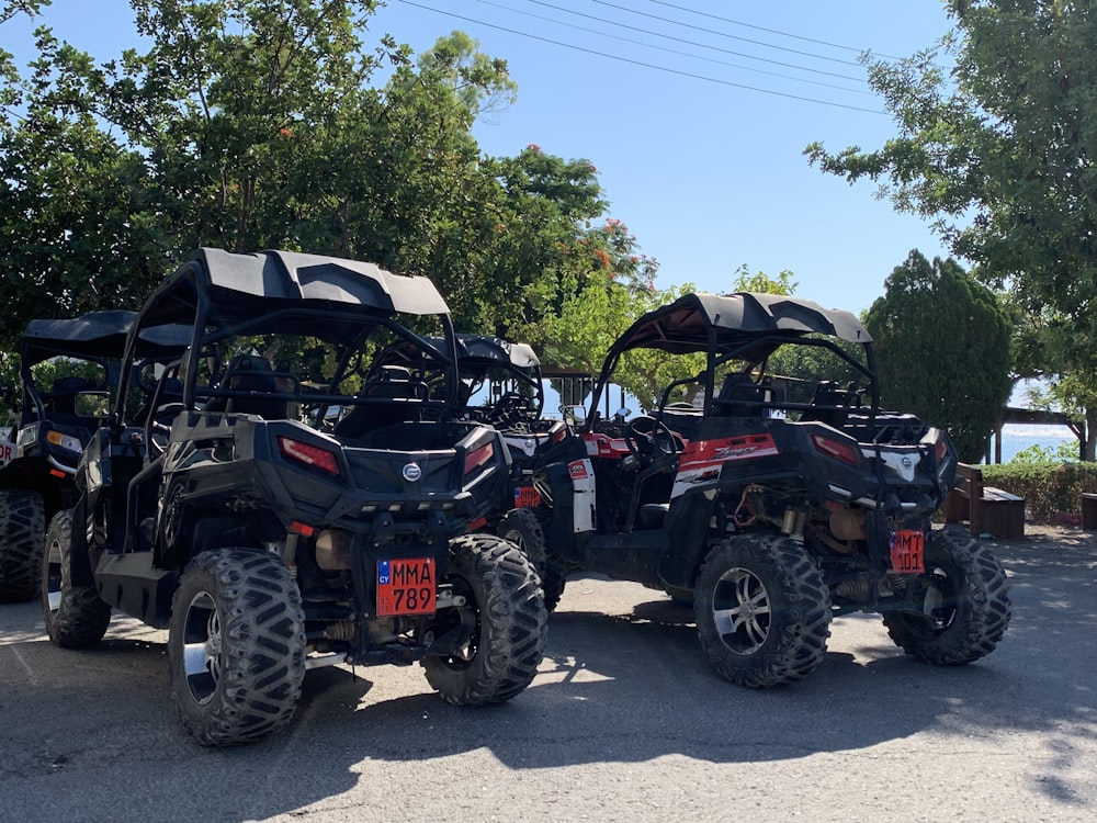 um par de atvs estacionados um ao lado do outro