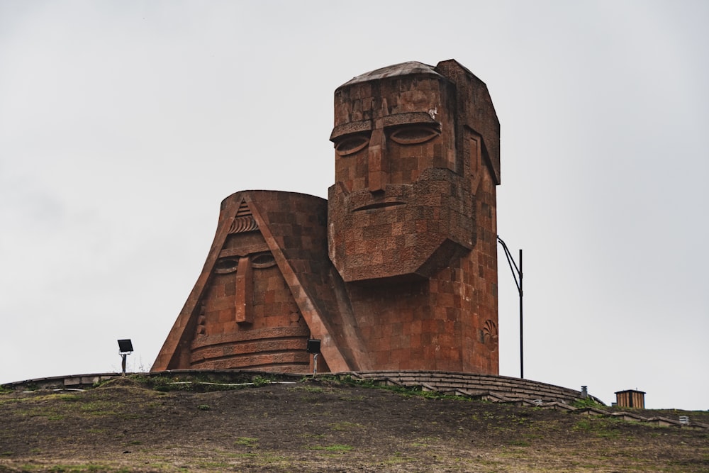 Un gran edificio con una cara encima