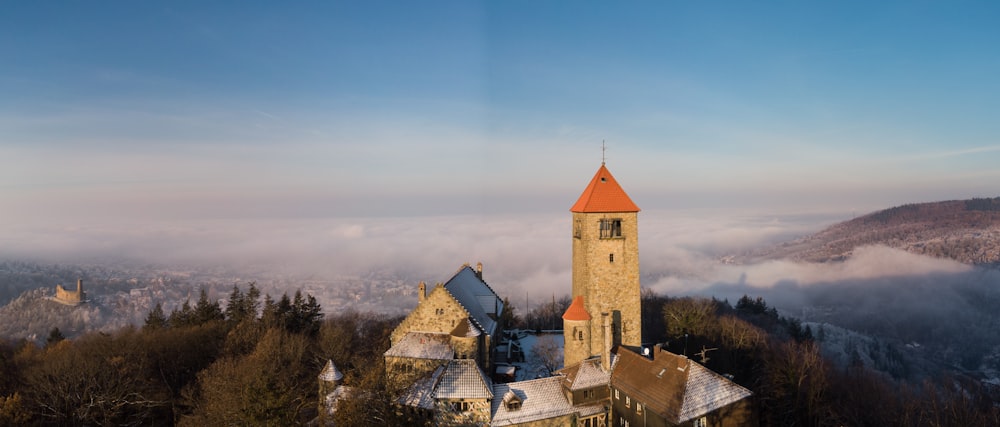 Una iglesia con un campanario rodeado de árboles