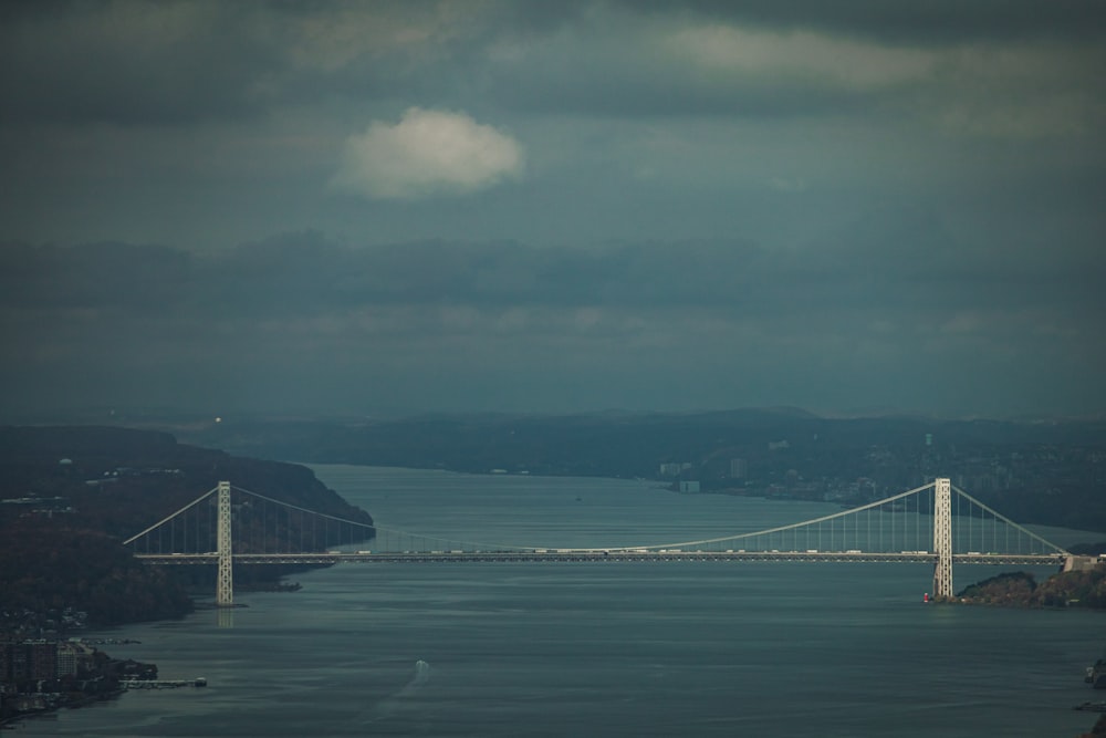 un grande ponte che si estende su un grande specchio d'acqua