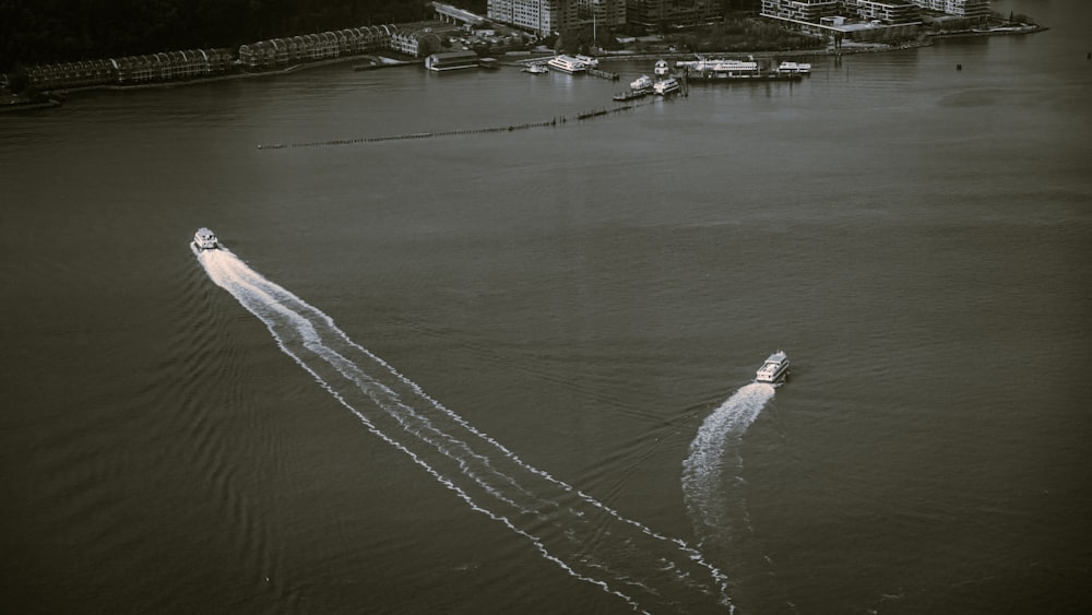 a boat is traveling through the water near a city