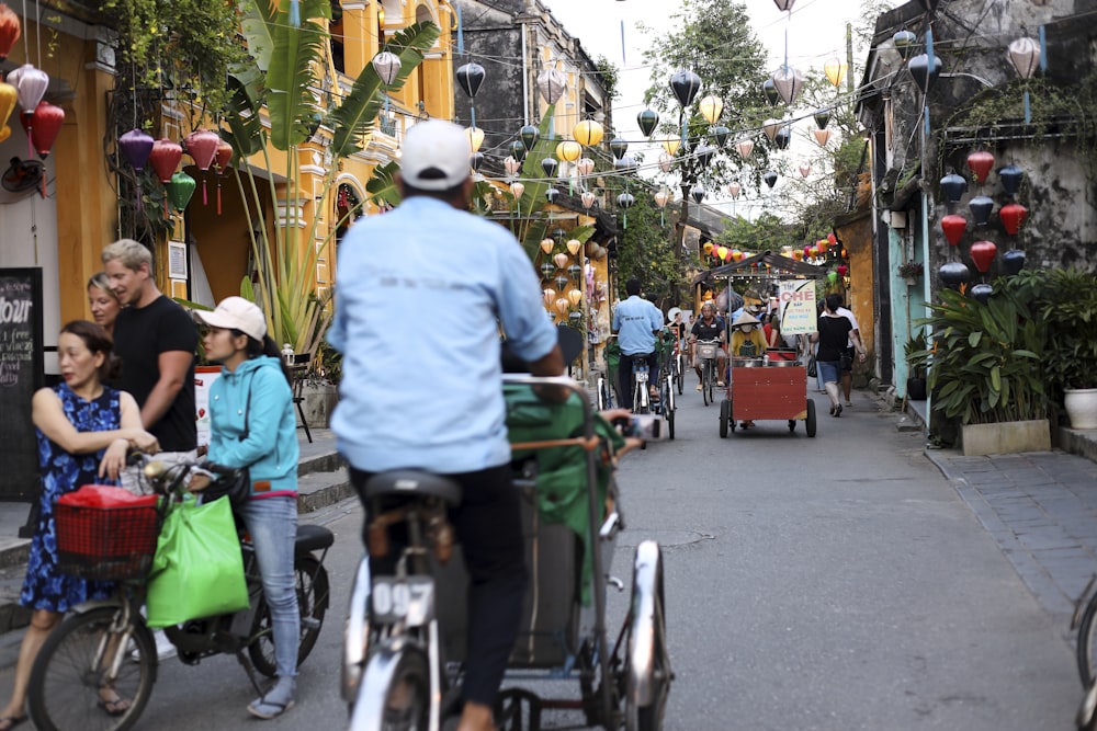 um grupo de pessoas andando de bicicleta por uma rua