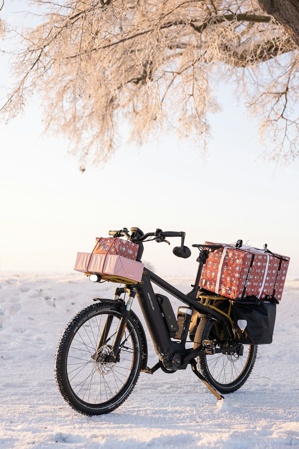 ein Fahrrad mit einem Korb auf der Rückseite, der im Schnee geparkt ist