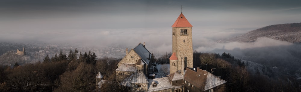 une église avec un clocher entouré d’arbres