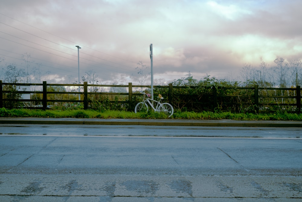 uma bicicleta estacionada na beira da estrada
