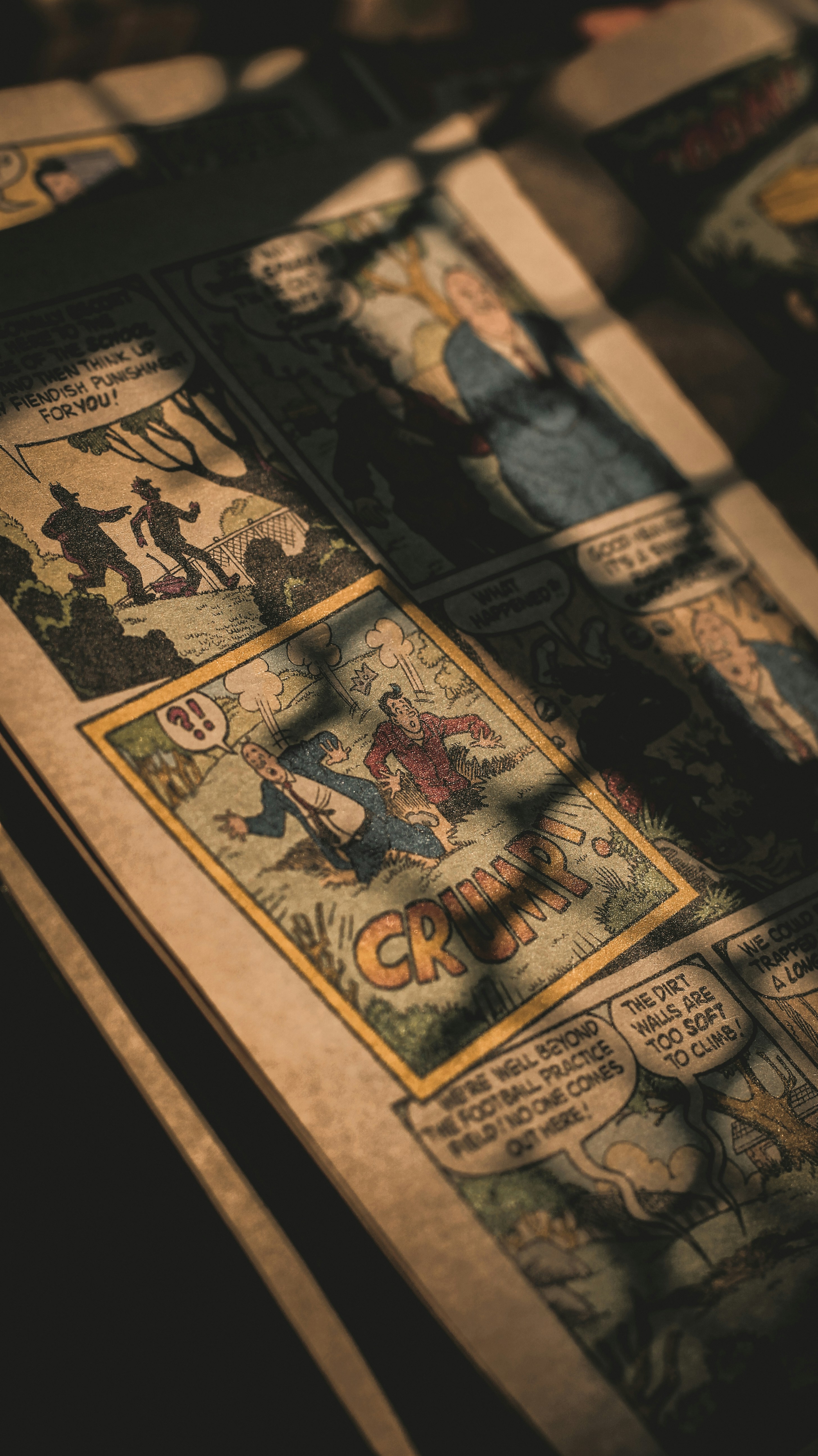 Un primo piano di un libro con un fumetto su di esso