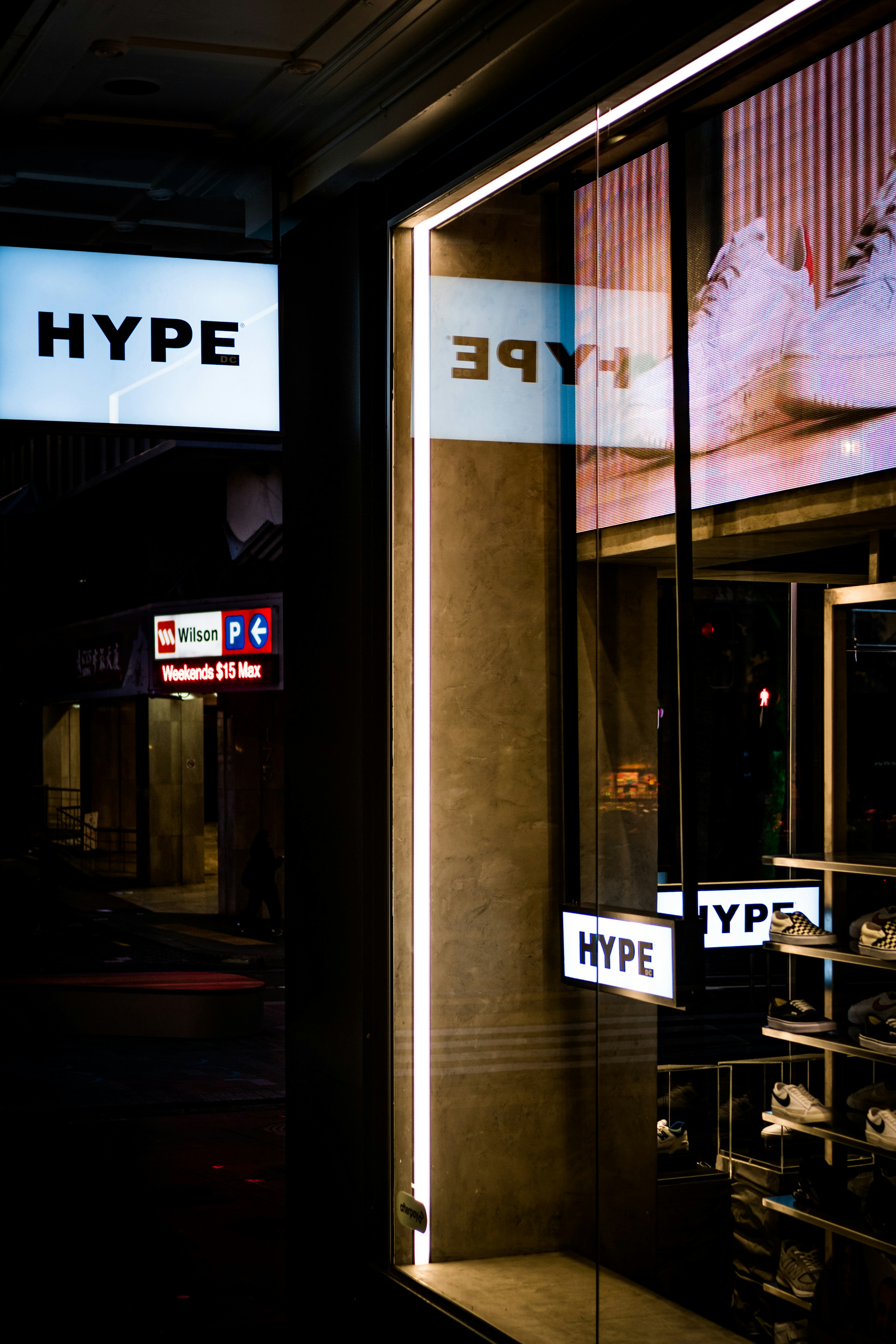 Hybrid Beauty Bars: Designing Micro‑Journeys with Smart Mirrors, Circadian Lighting and Dynamic Merch (2026 Playbook)