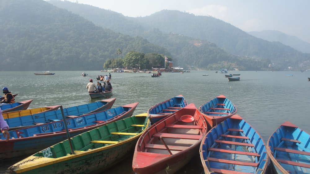 Un grupo de barcos sentados en la cima de un lago