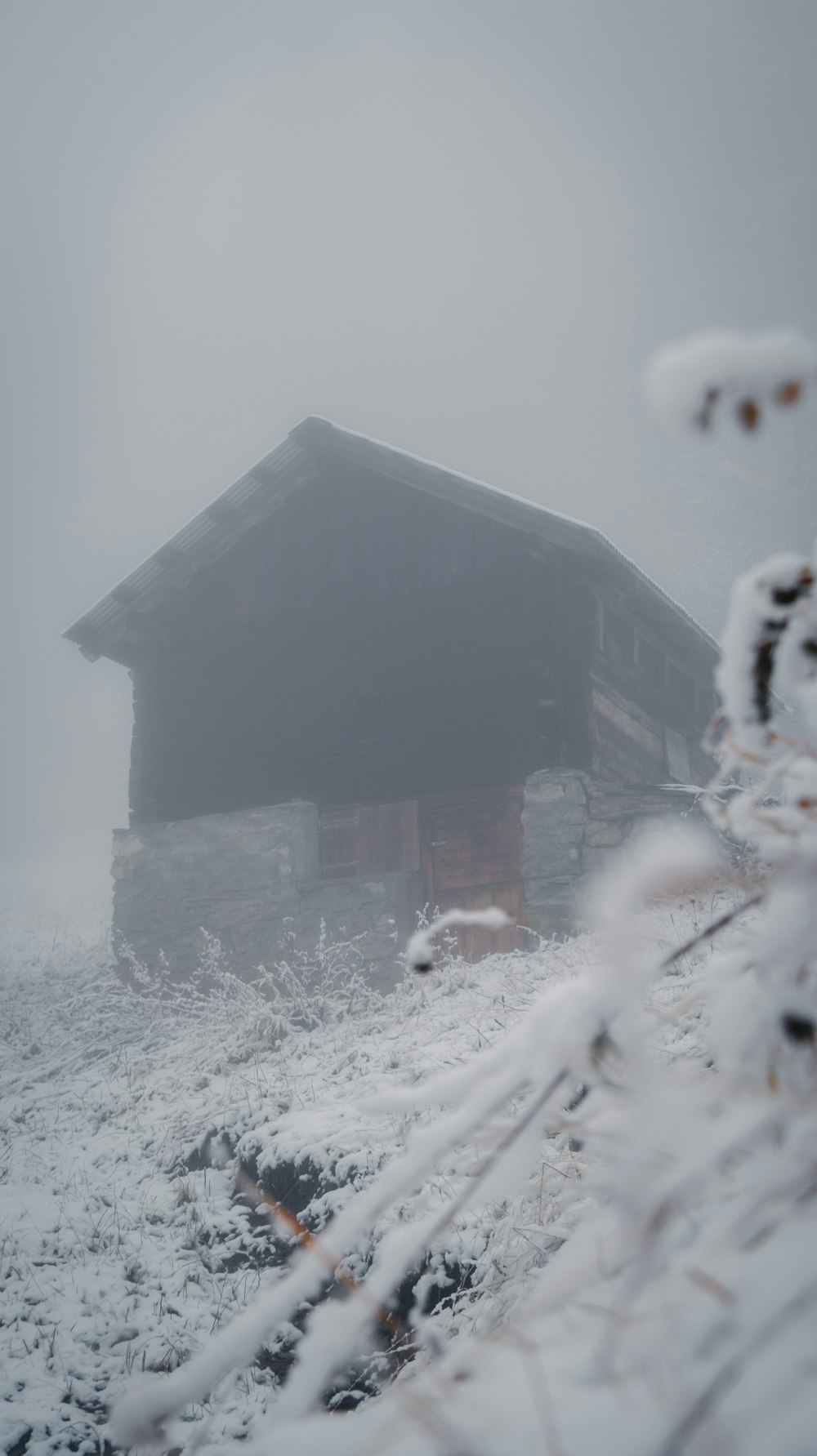 Une maison au milieu d’un champ couvert de neige