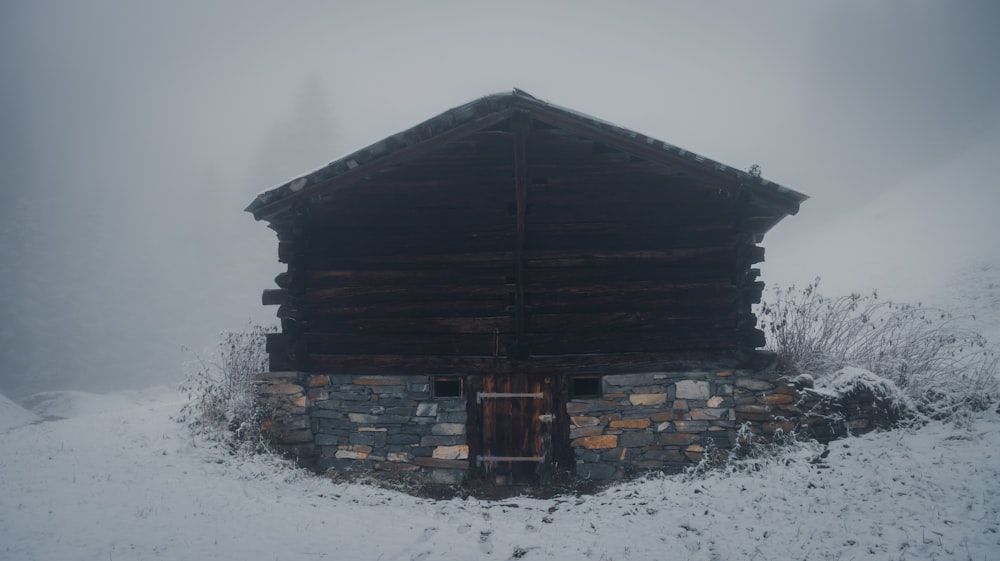 Eine Hütte inmitten eines verschneiten Feldes