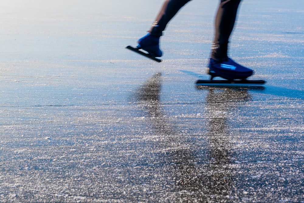 Eine Person, die auf einem Skateboard auf einer gefrorenen Oberfläche fährt