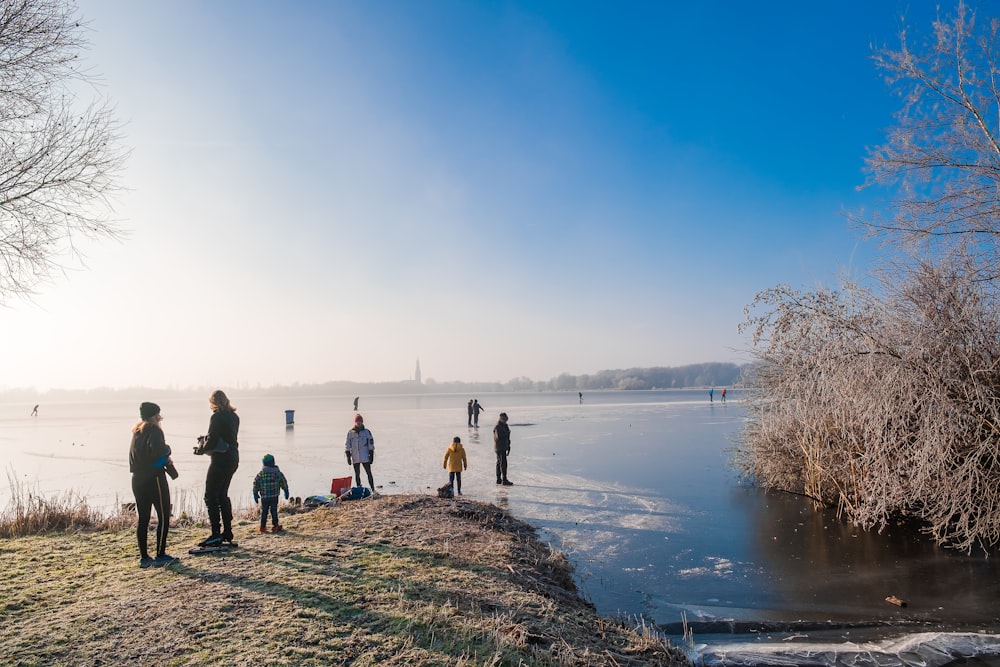 um grupo de pessoas em pé no topo de um lago congelado