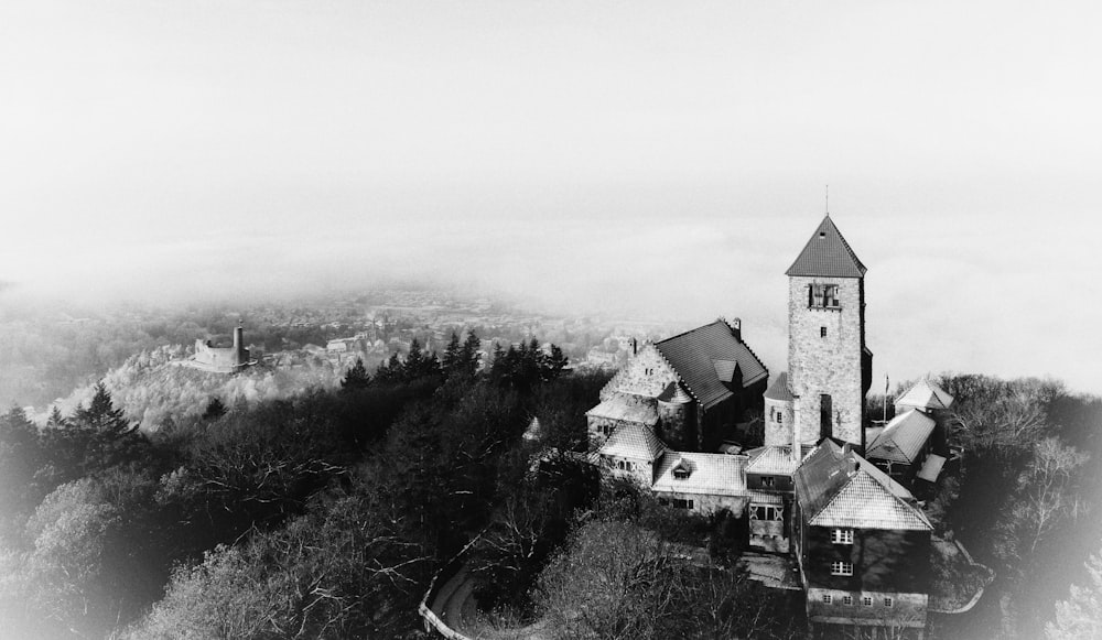 Una foto en blanco y negro de un castillo en una colina