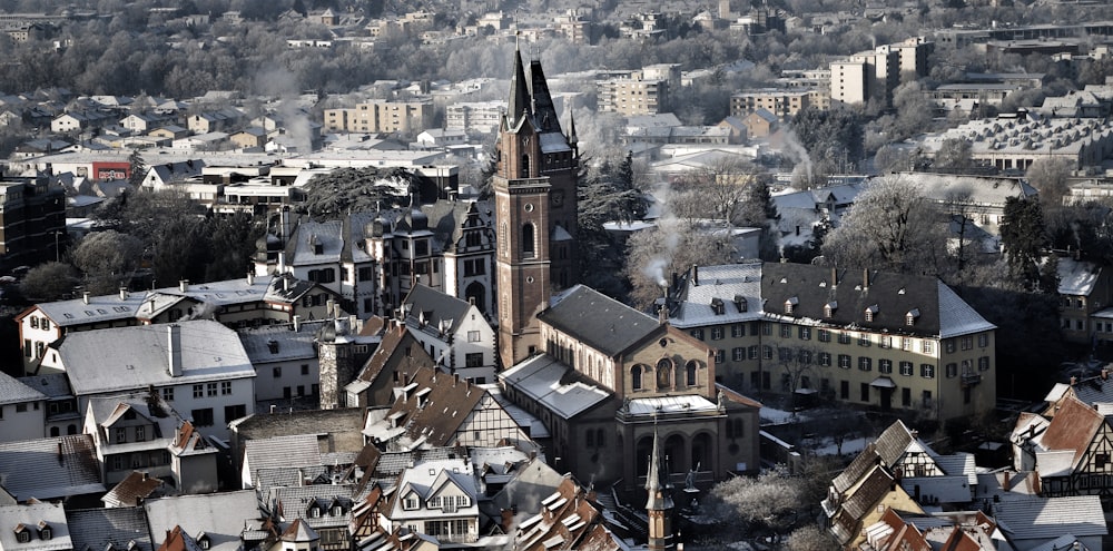Luftaufnahme einer Stadt mit Glockenturm