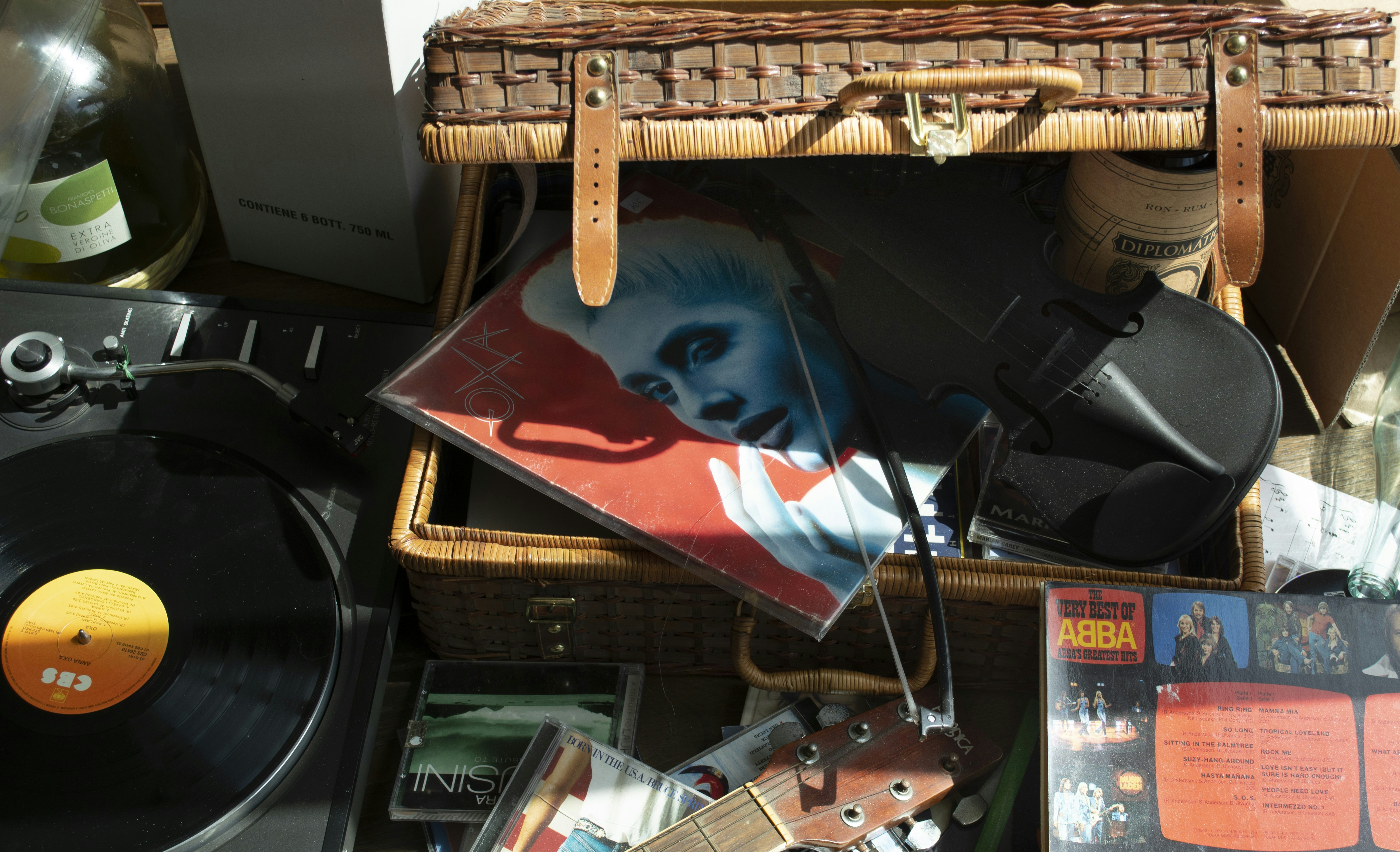 una colección de recuerdos musicales que incluye un tocadiscos