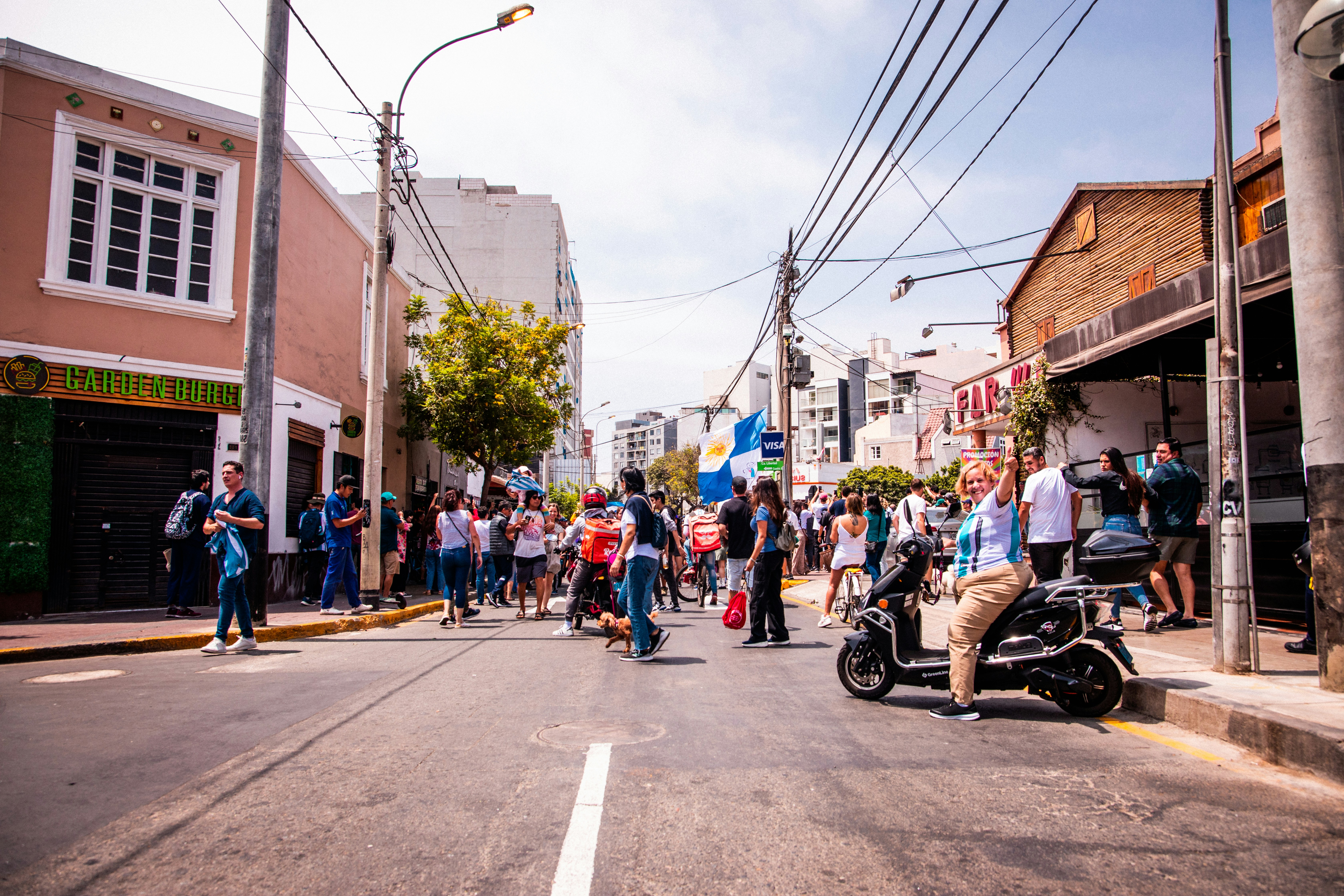 Human faces speak to us in a way that language cannot. Everyone recognize a smile, a frown, tears. Unsplash has the finest selection of people images on the web: high-def and curated for quality. Family, friends, men, women, Unsplash has photos for all.