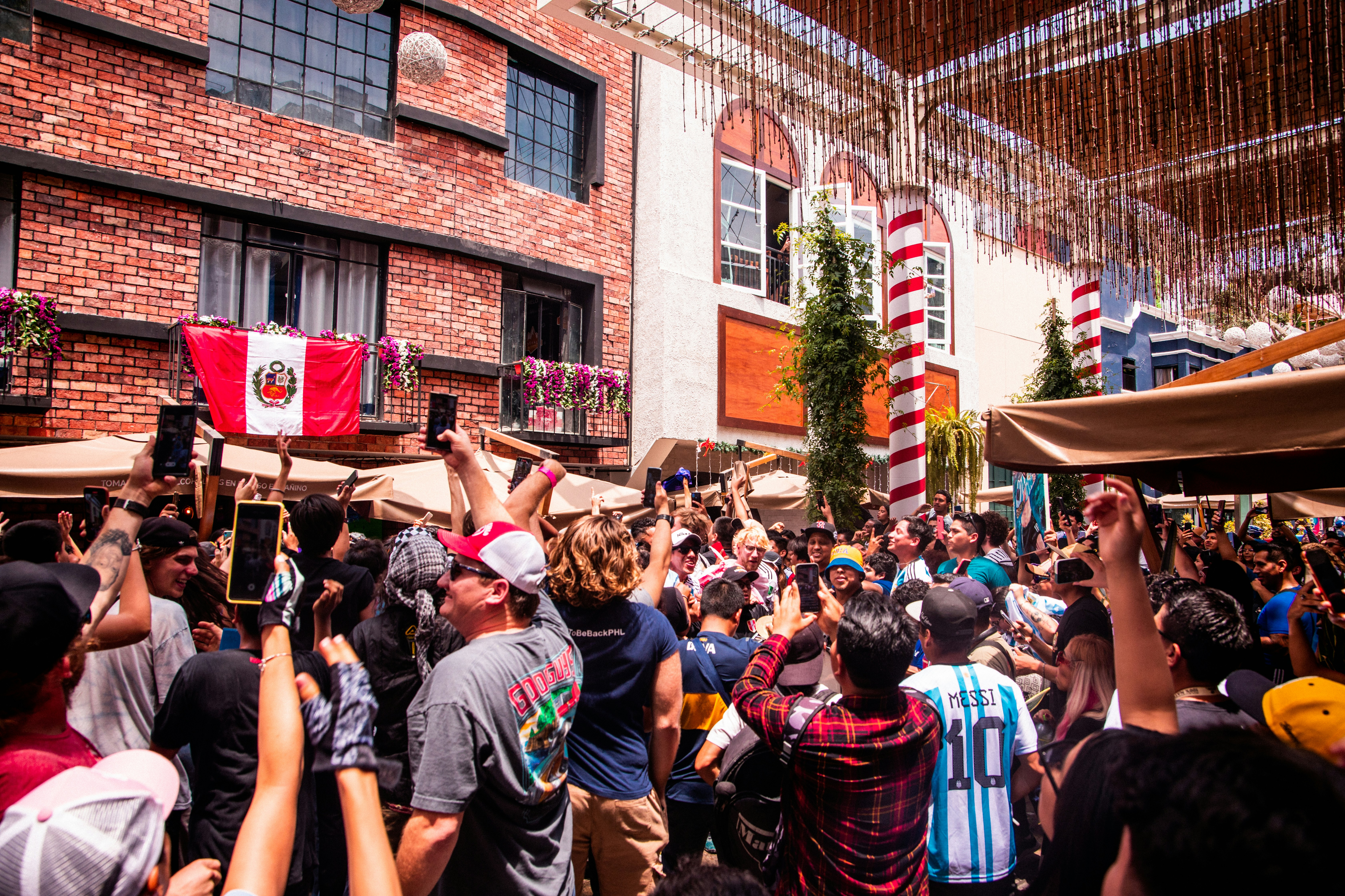 Few images capture the verve, energy, and tension of human life better than sports images. Capturing bodies in motion is no easy feat, so Unsplash has curated an only-the-finest selection of sporting images that cover everything from yoga and dancing to football and baseball