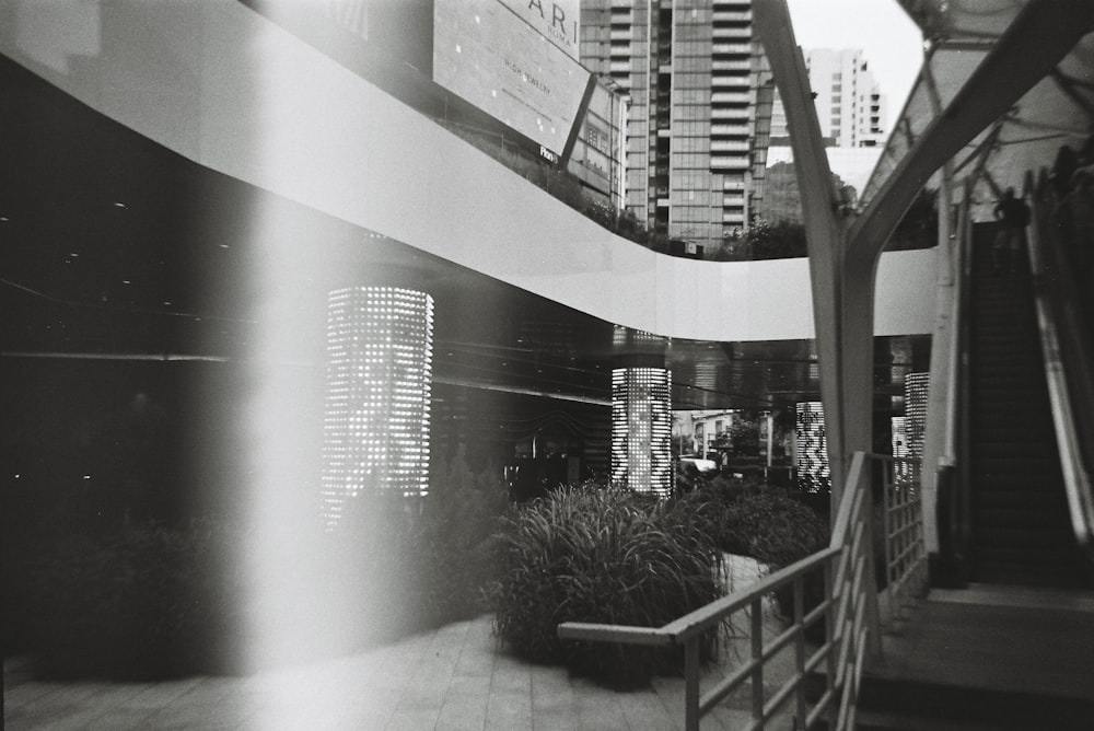 Una foto en blanco y negro de un edificio y escaleras