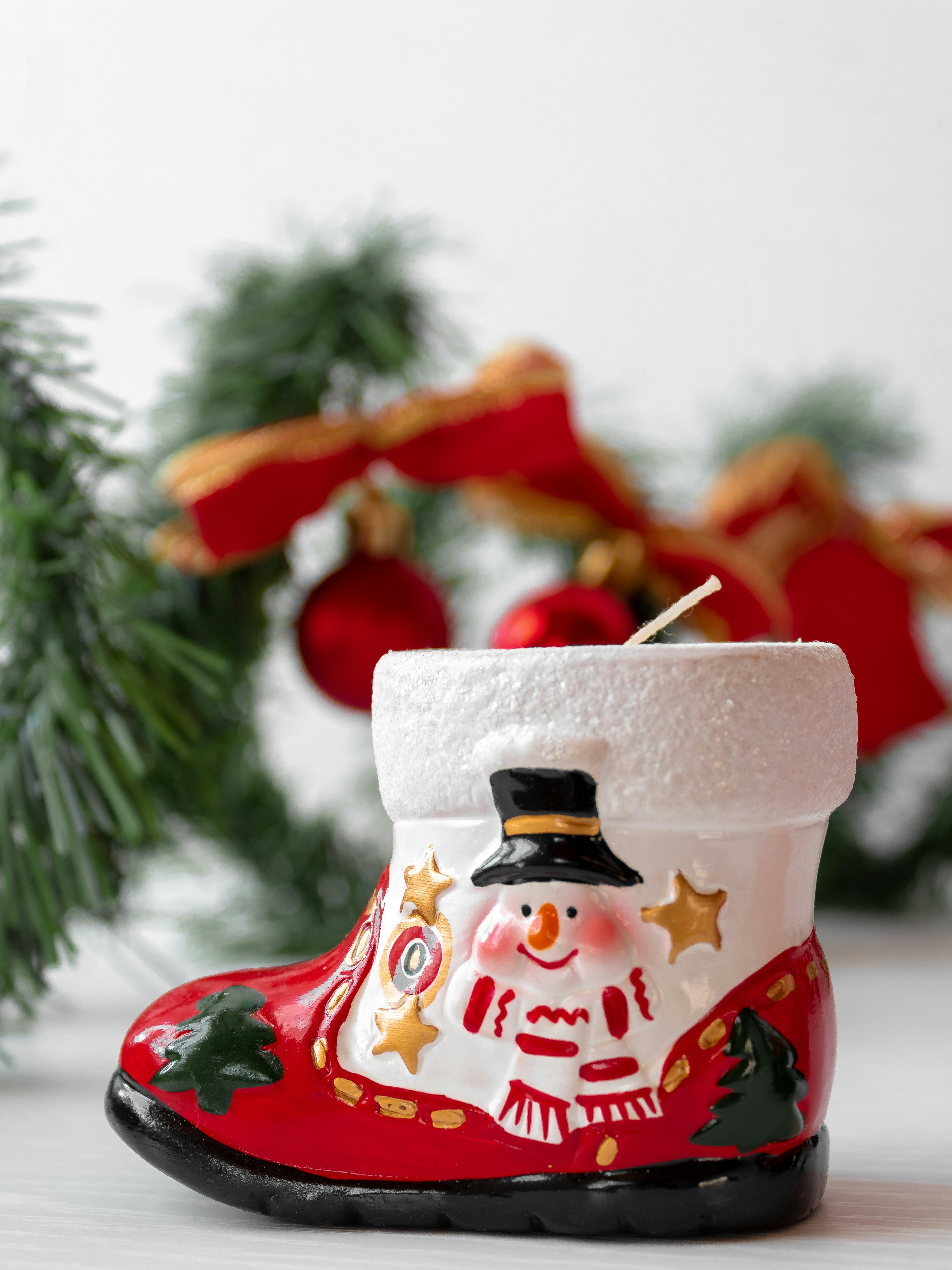 ein Weihnachtsstiefelschmuck mit einem Schneemann darauf