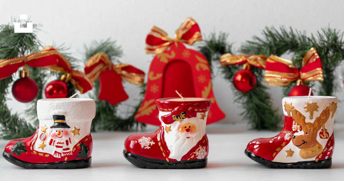 Foto Un grupo de botas navideñas sentadas encima de una mesa – Imagen ...