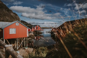 Maison rouge au bord de l'eau, Norvège