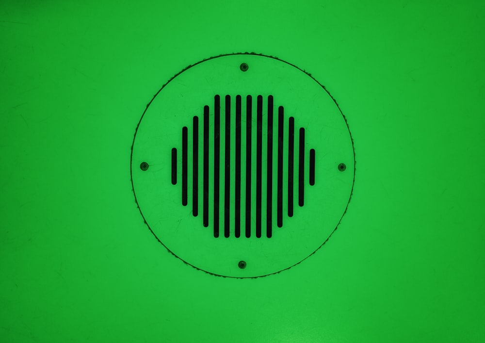 Un primer plano de un fondo verde con un círculo negro