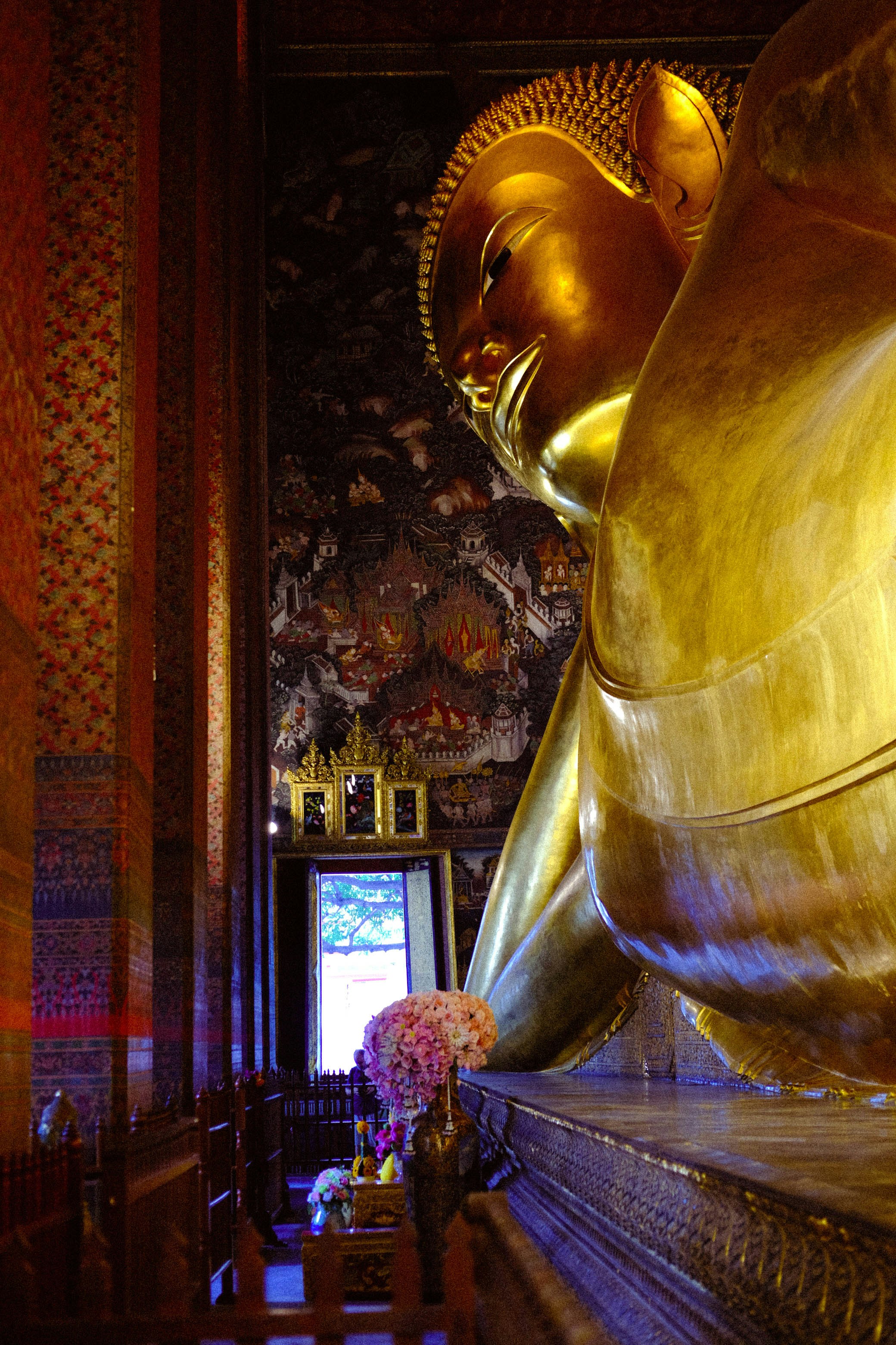 A large golden buddha statue sitting in a room photo Free Temple