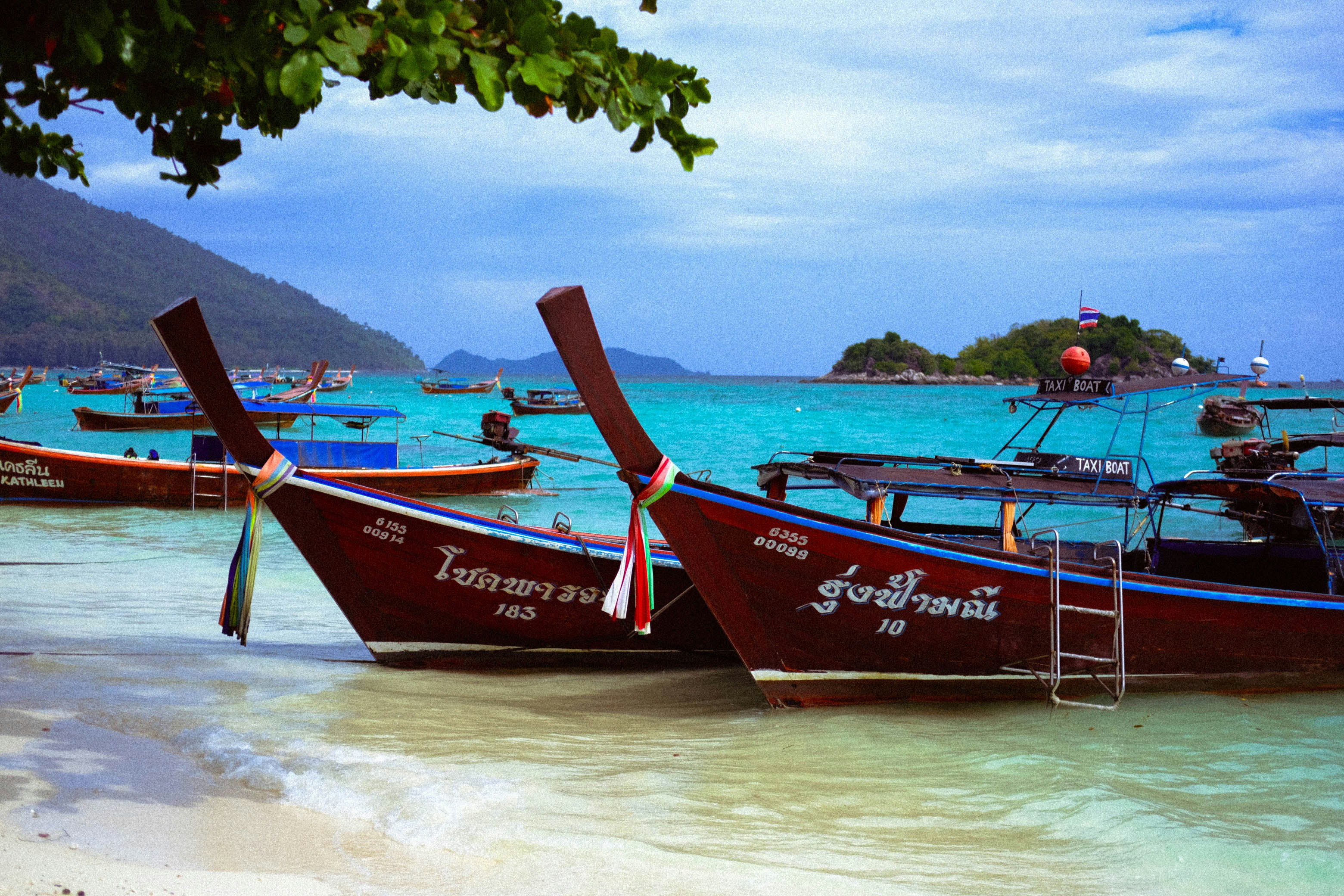 a group of boats sitting on top of a beach