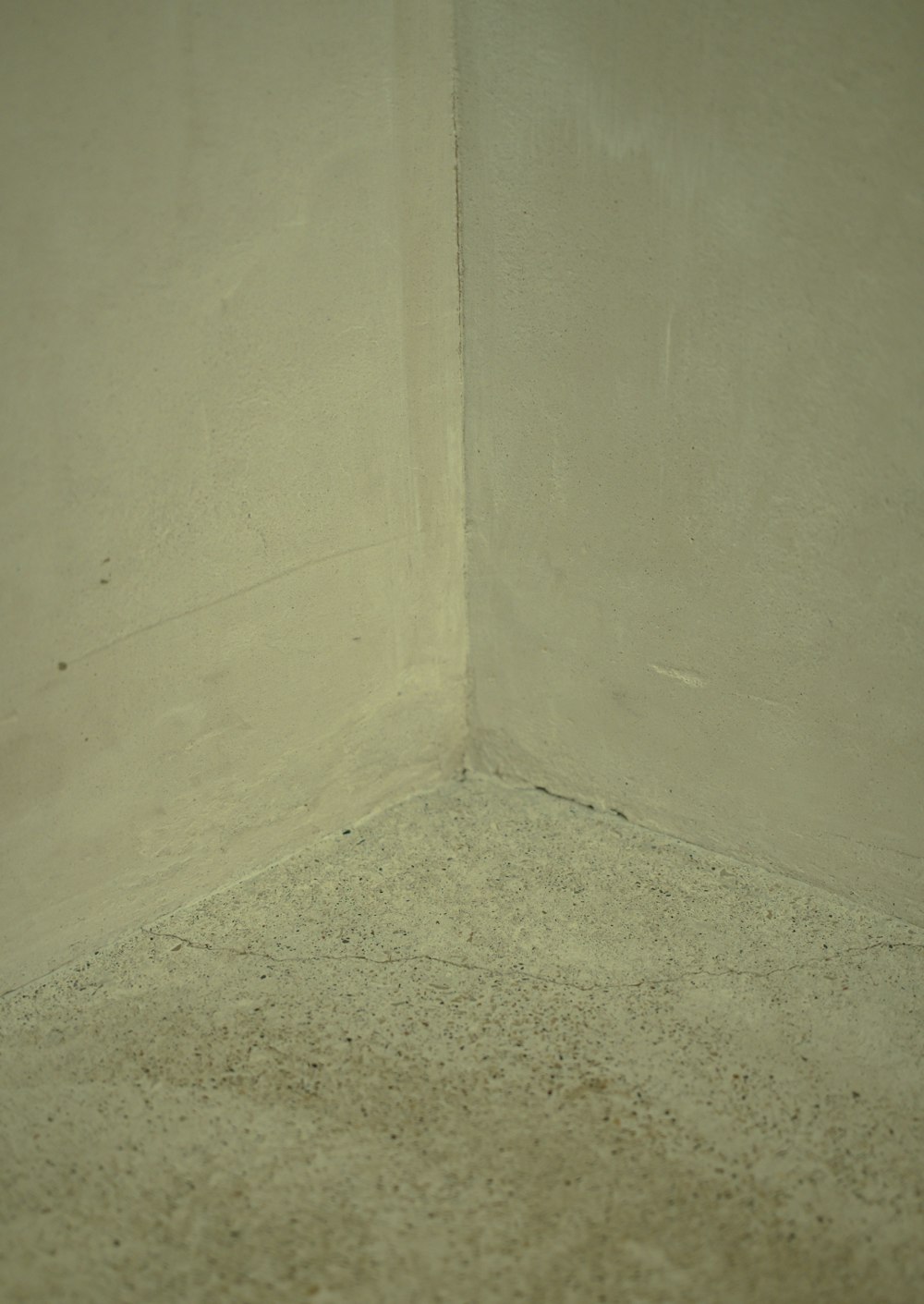 um vaso sanitário branco sentado em um banheiro ao lado de uma parede