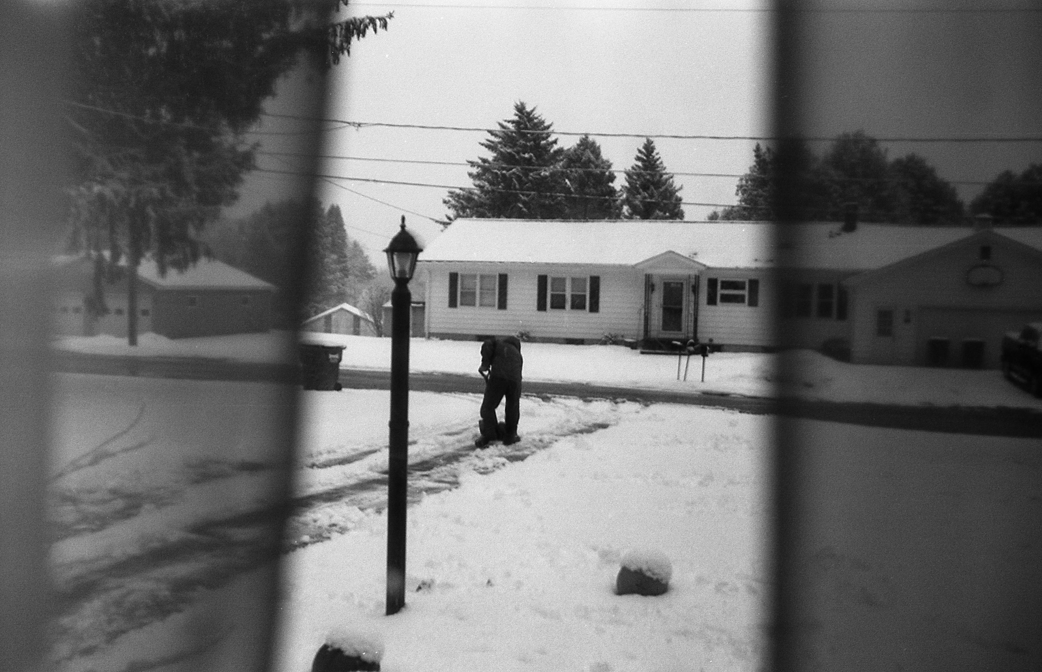 ein Schwarz-Weiß-Foto einer Person, die im Schnee spazieren geht
