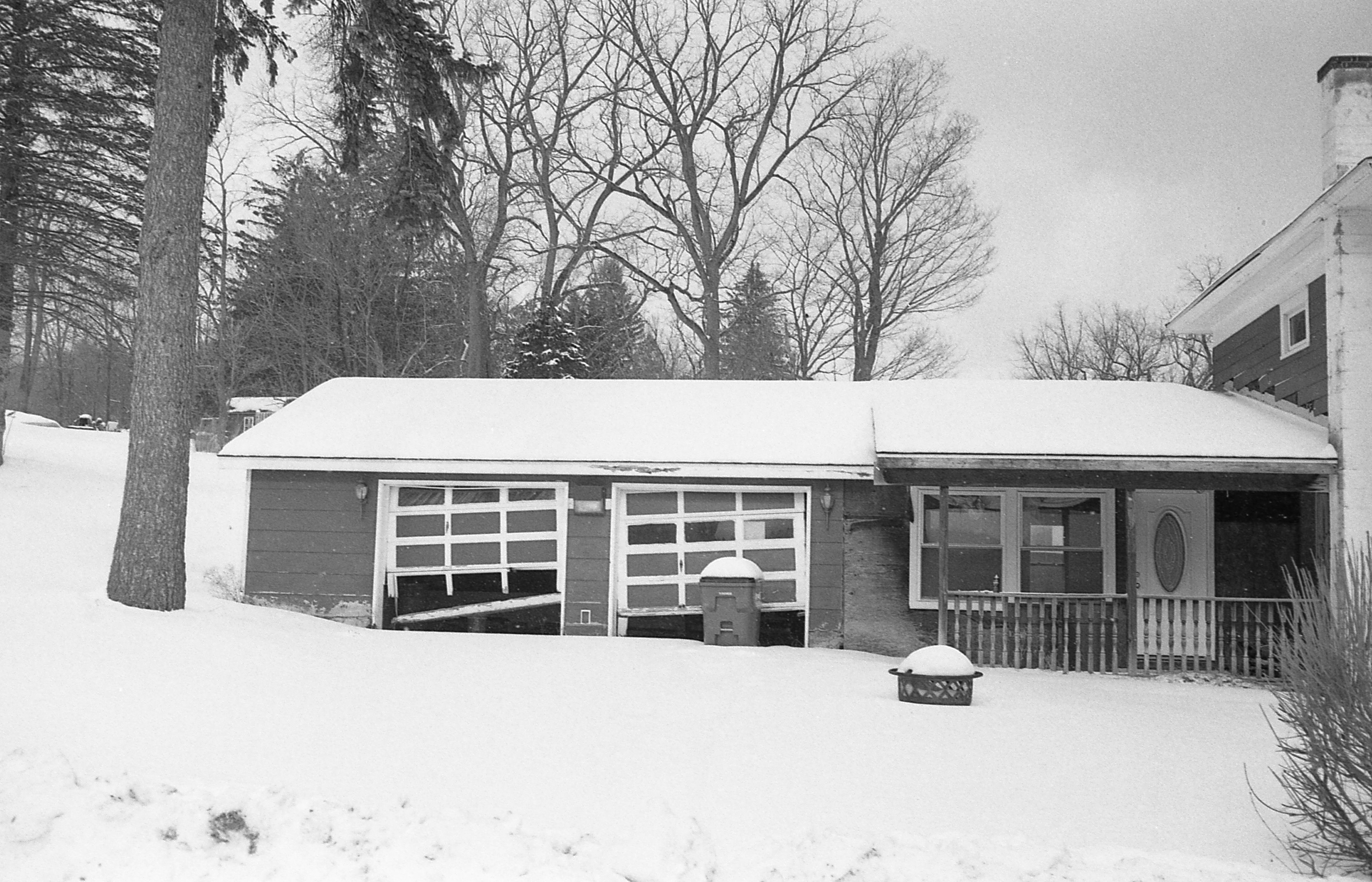 Ein Schwarz-Weiß-Foto einer Garage im Schnee