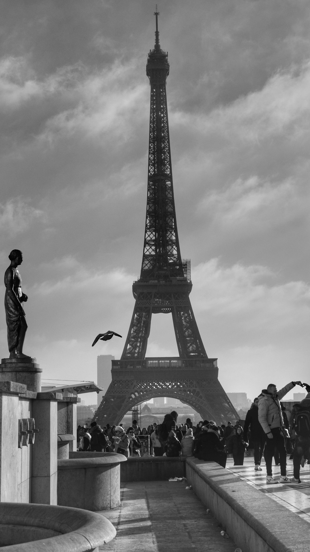 a black and white photo of the eiffel tower