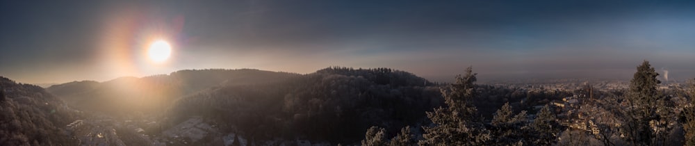 o sol está brilhando intensamente sobre uma montanha nevada