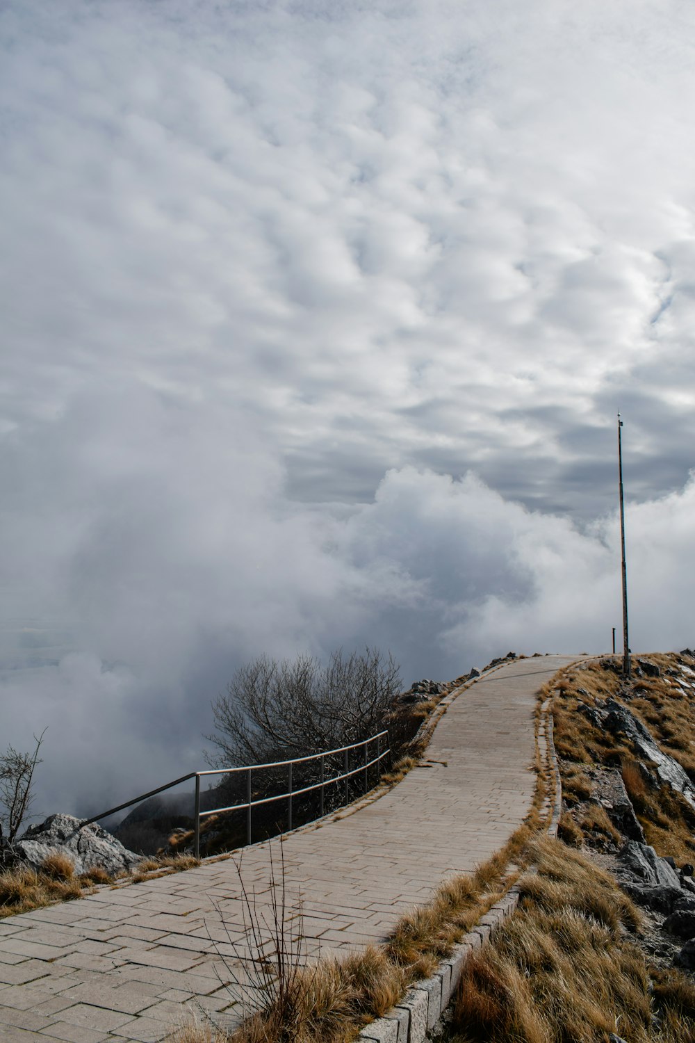 un chemin menant au sommet d’une montagne