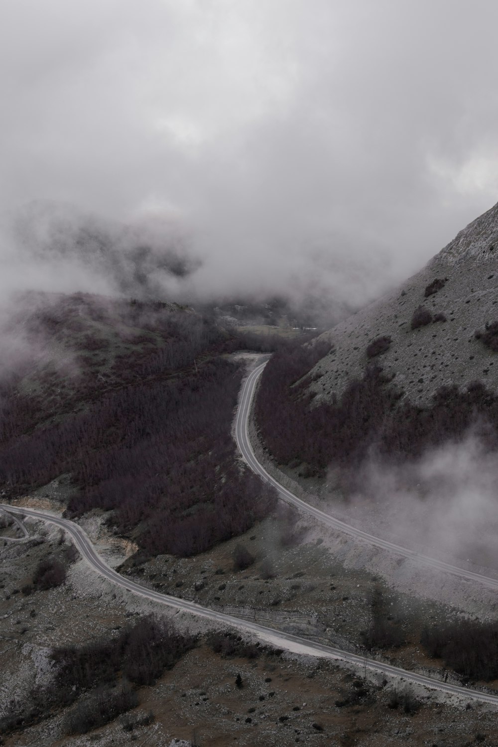 Une route sinueuse au milieu d’une montagne