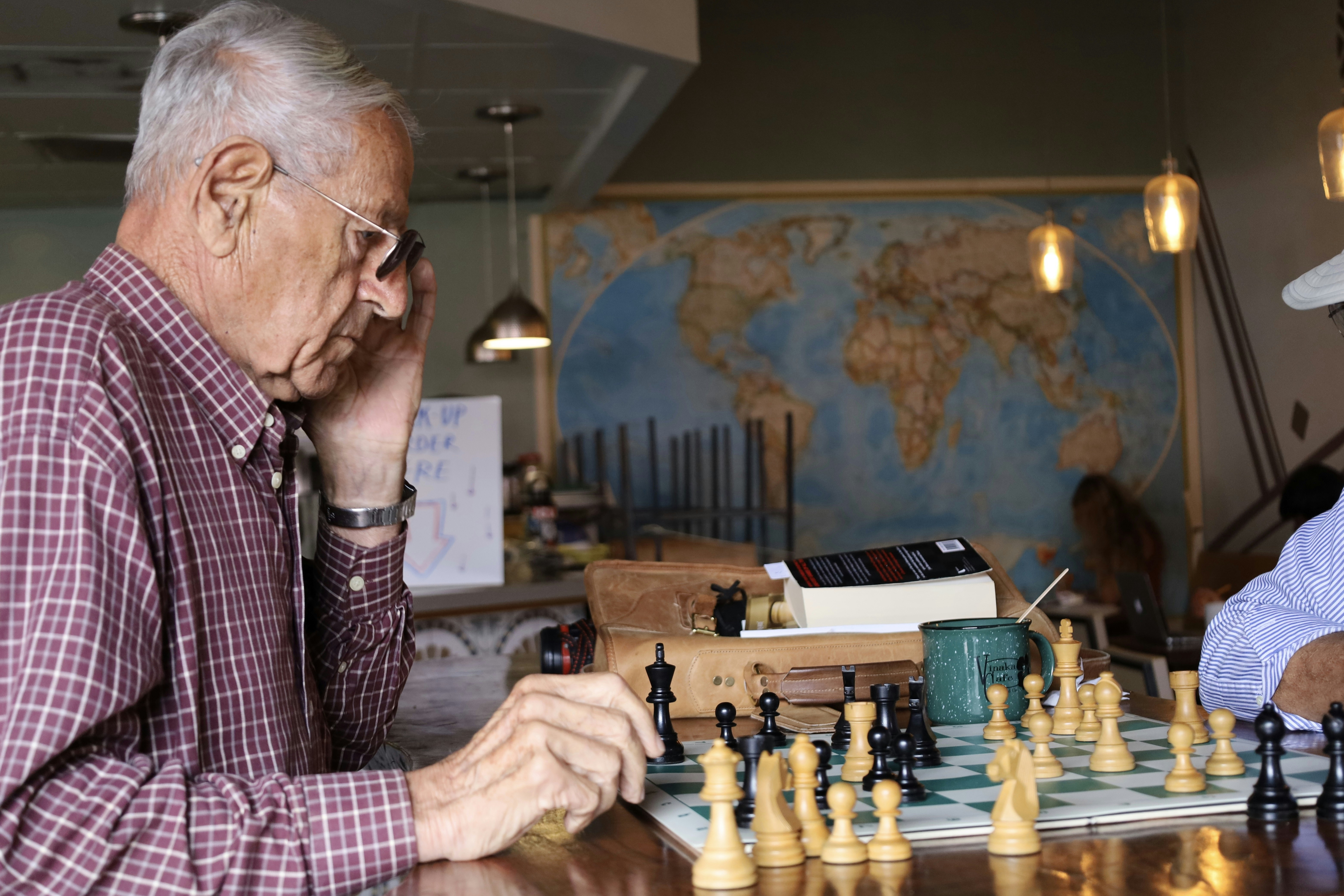 チェスのゲームをしている年配の男性