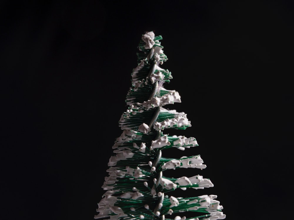 Un sapin de Noël blanc et vert sur fond noir