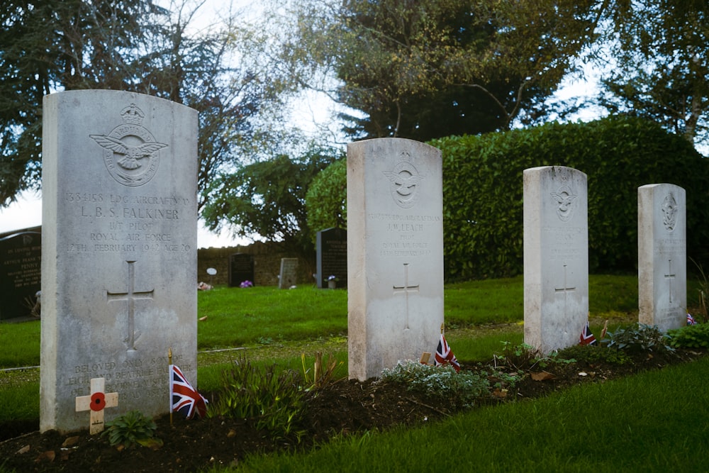 eine Reihe von Grabsteinen auf einem Friedhof