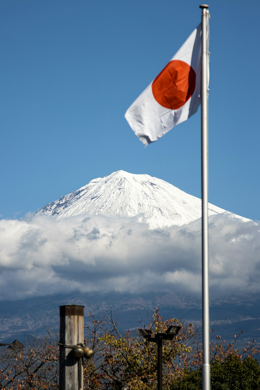 Una bandera japonesa ondeando frente a una montaña