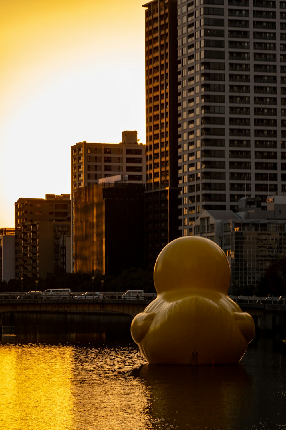 Un gran pato inflable flotando en un cuerpo de agua