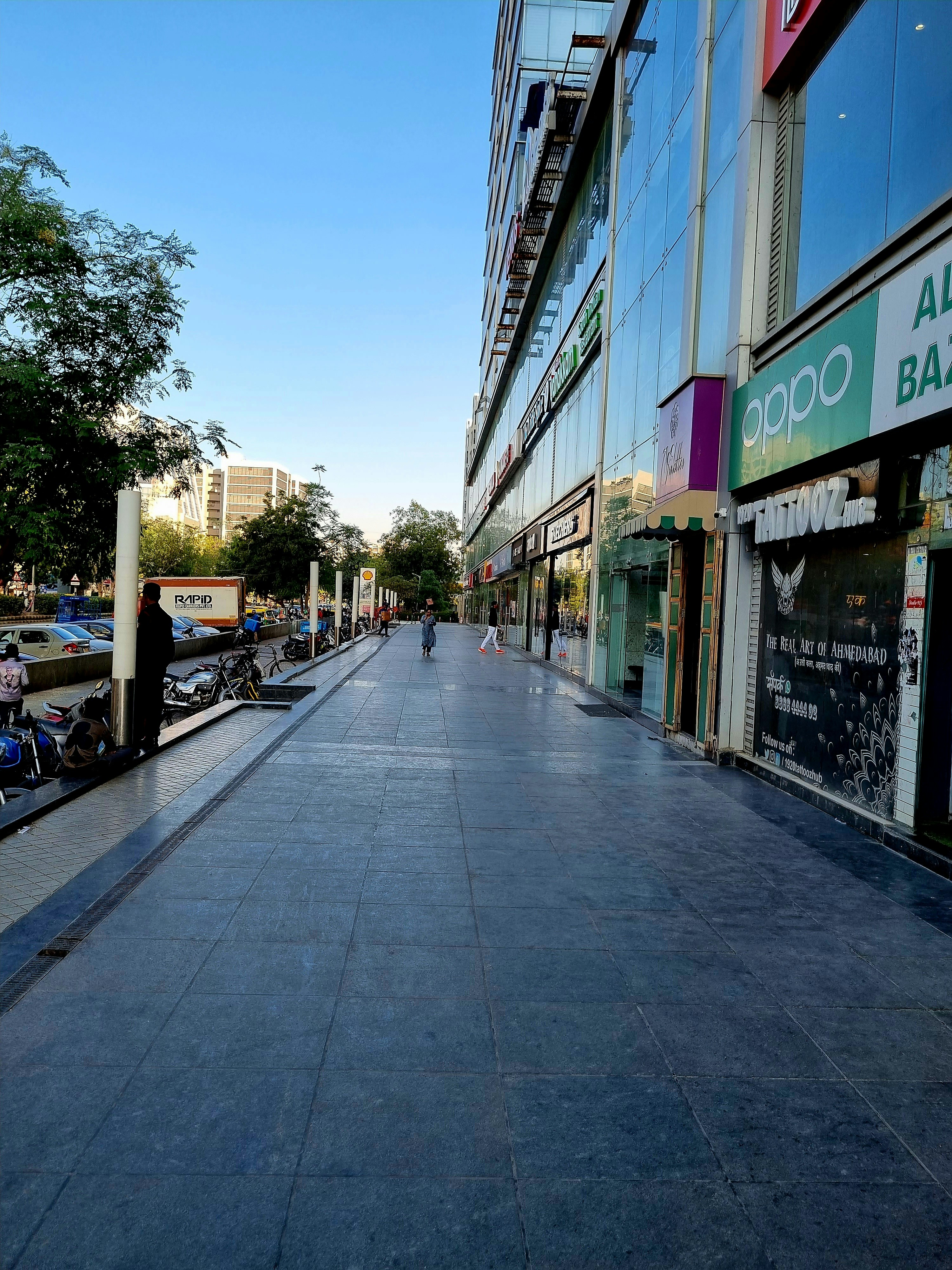 jalan kota dengan mobil diparkir di sampingnya