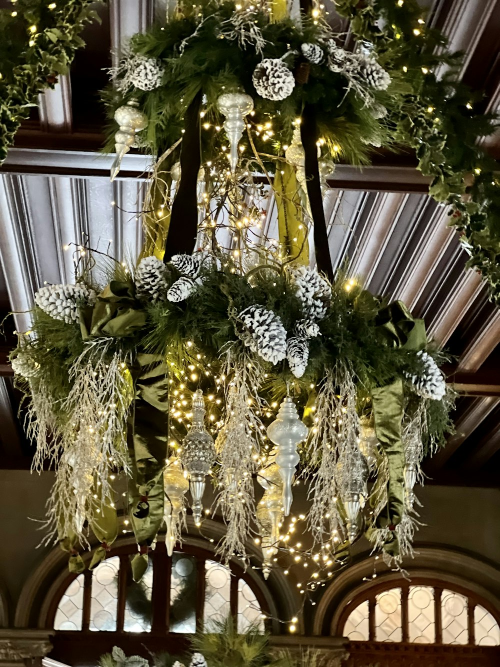 Une couronne de Noël suspendue au plafond d’un bâtiment