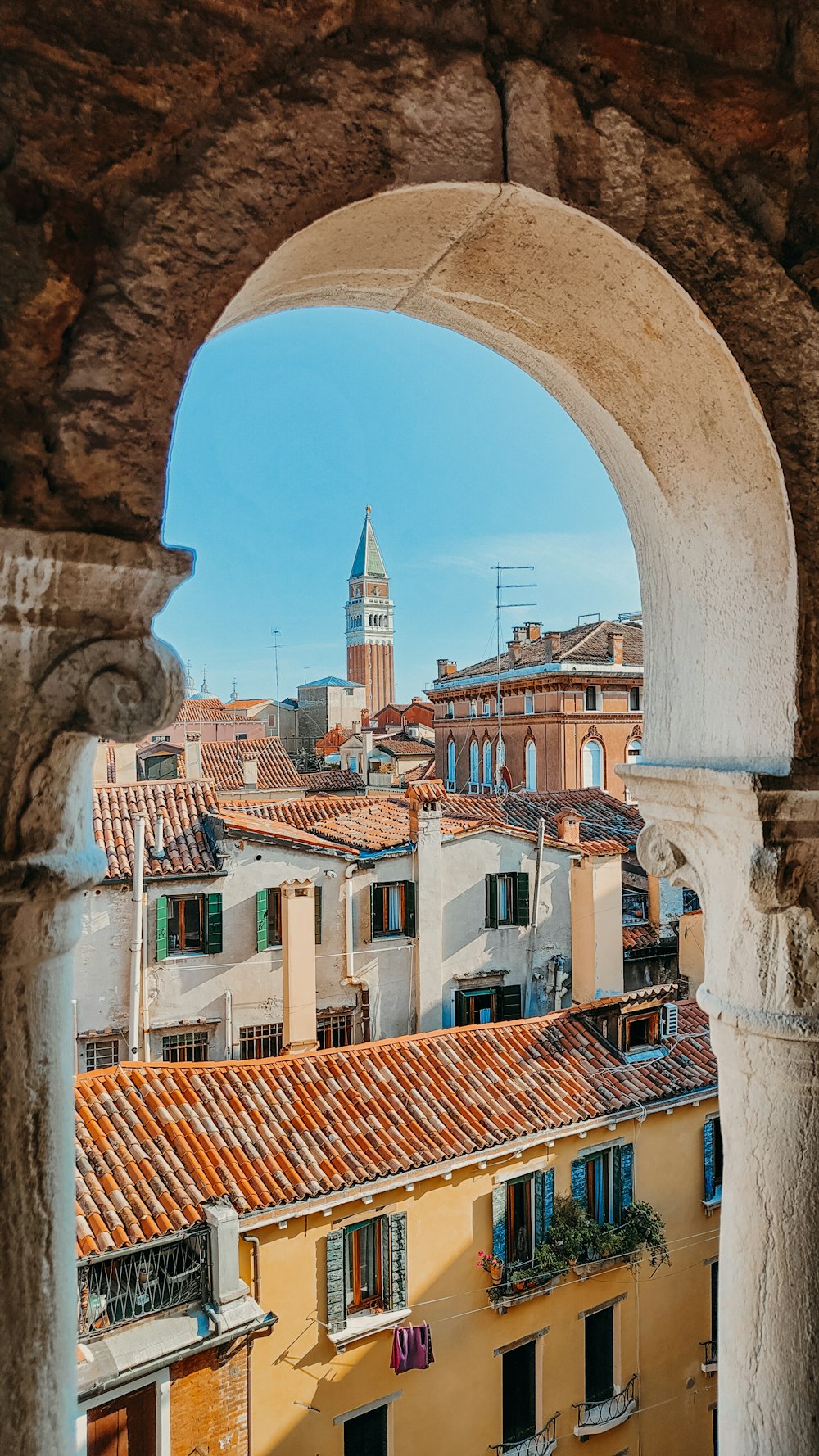 une vue d’une ville à travers une arche dans un bâtiment